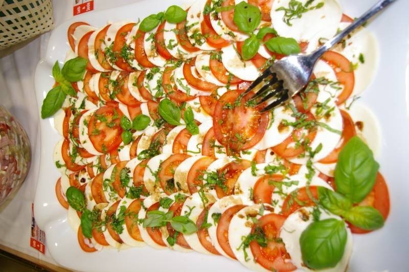Tomaten mit Mozarella angerichtet